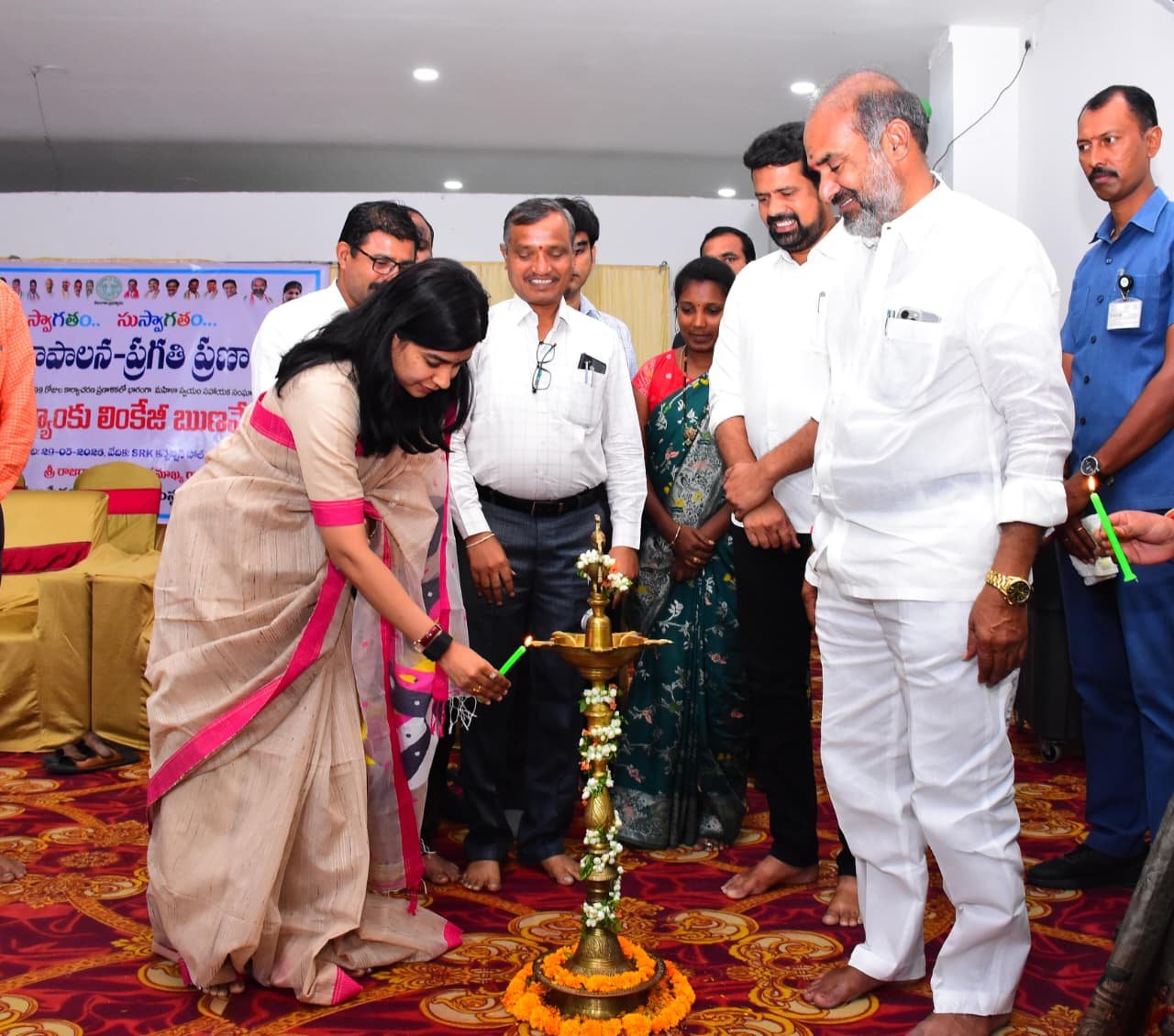 బ్యాంక్ లింకేజ్ రుణాలు, ధాన్యం కొనుగోలు కమిషన్ చెక్కుల పంపిణీ